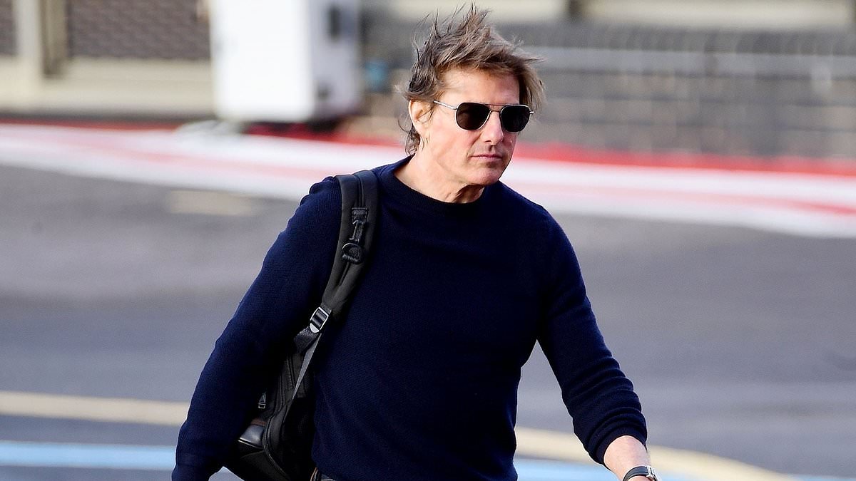 alert-–-tom-cruise-suffers-painful-looking-hand-injury-as-he-arrives-to-london-on-his-helicopter-after-rare-appearance-with-his-sister-marian