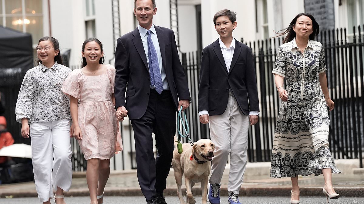 alert-–-it’s-all-change-at-no11-too!-jeremy-hunt,-his-wife-and-children-(and-their-dog)-move-out-of-downing-street-before-rachel-reeves-becomes-britain’s-first-female-chancellor