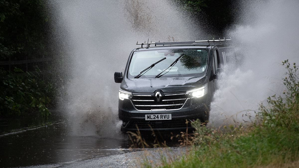 alert-–-brits-brace-for-a-weekend-washout-with-showers-across-the-country-as-temperatures-fall-to-17c-(and-rain-threatens-play-at-wimbledon-again)