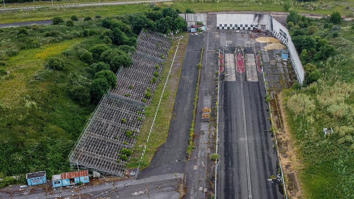 alert-–-abandoned-raceway-uncovered-by-urban-explorer-shows-the-track,-stalls-and-offices-still-in-remarkable-condition