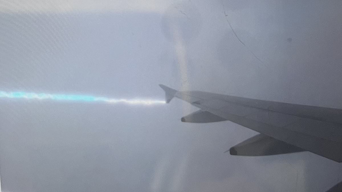 alert-–-british-airways-plane-is-struck-by-lightning-on-approach-to-heathrow-forcing-urgent-diversion