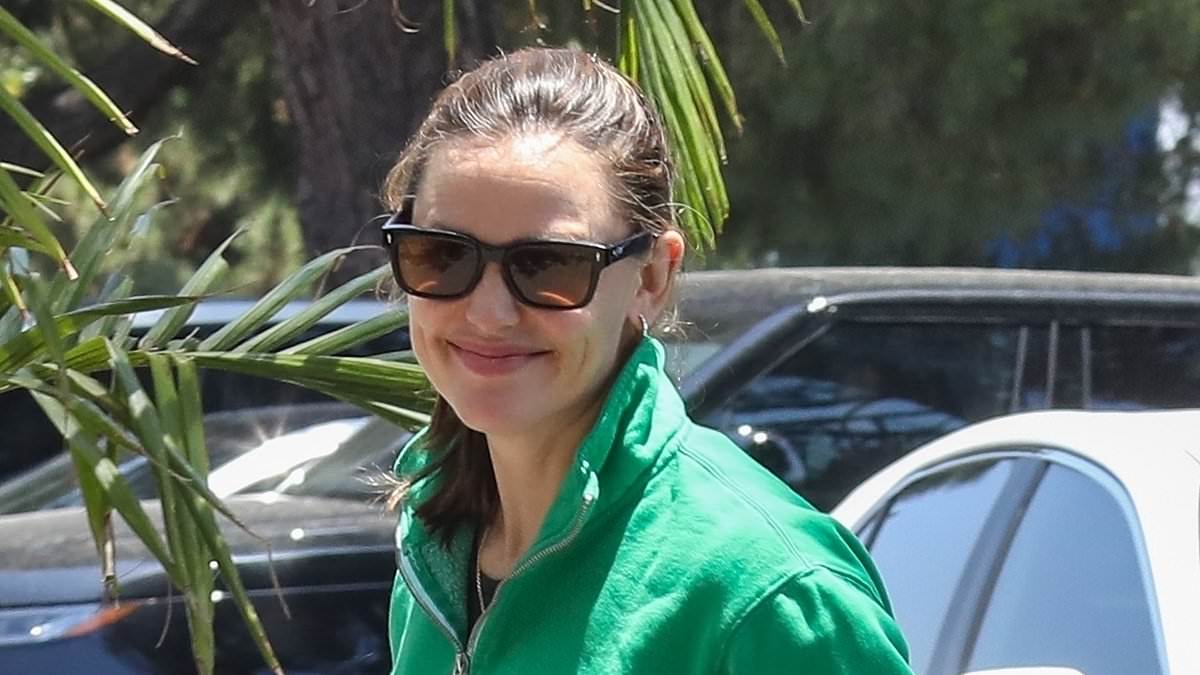 alert-–-jennifer-garner-dons-sporty-look-as-she-jets-out-of-la-with-her-child-fin-–-amid-ex-ben-affleck’s-rumored-marriage-woes-with-jennifer-lopez