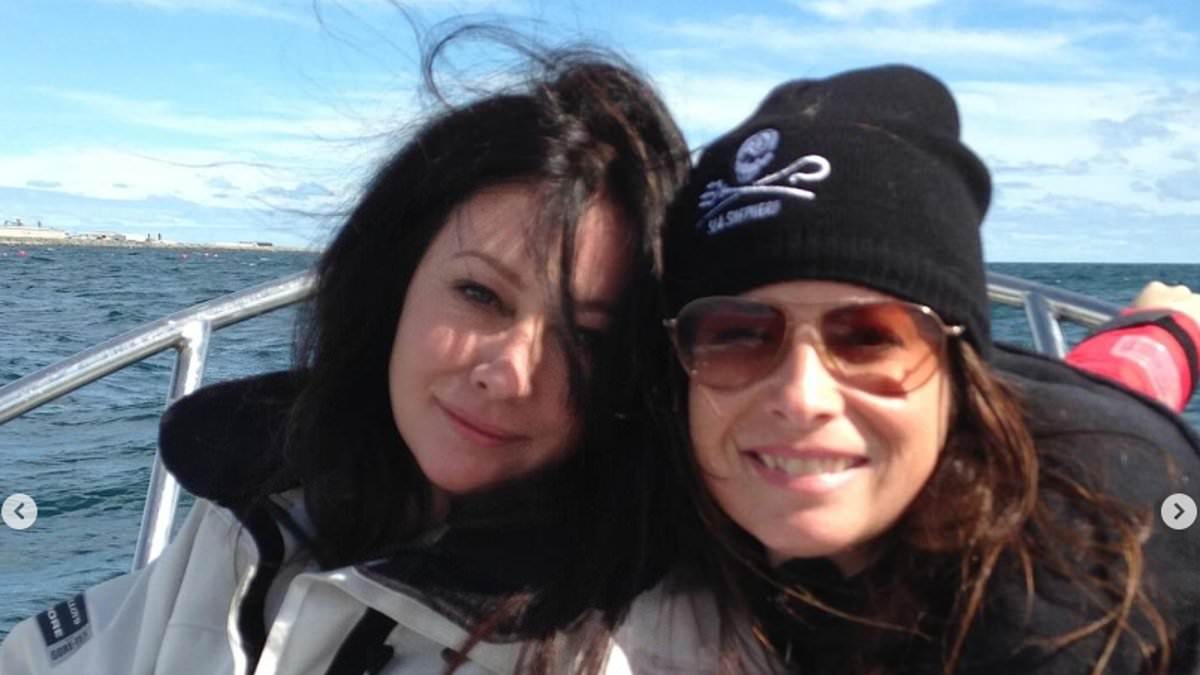 alert-–-shannen-doherty’s-charmed-co-star-holly-marie-combs-breaks-silence-after-actress’-death-from-cancer-aged-53:-‘a-fierce-fighter-until-the-end’