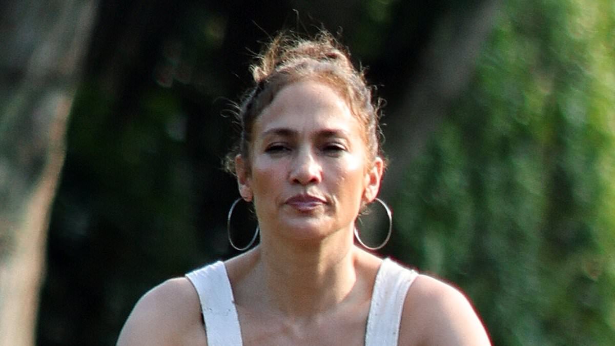 alert-–-jennifer-lopez-clings-to-crumbling-marriage-by-still-wearing-her-ring-on-lonely-bike-ride-in-hamptons-while-spending-wedding-anniversary-3,000-miles-away-from-husband-ben-affleck