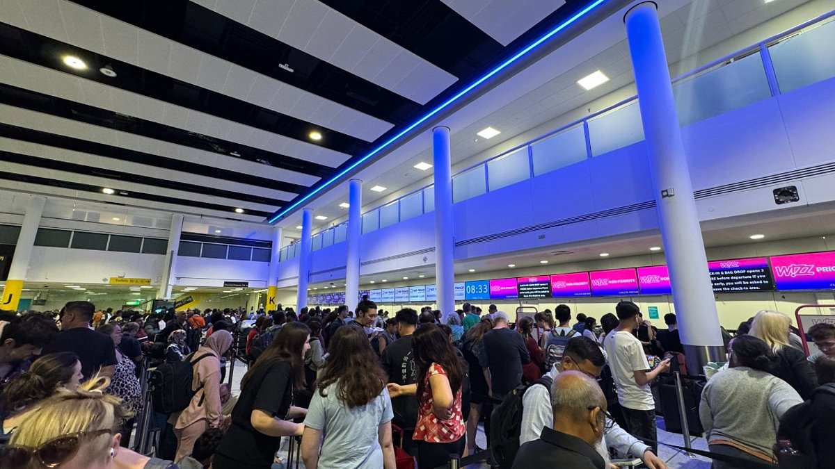 alert-–-microsoft-meltdown-sparks-travel-chaos-across-the-uk:-huge-queues-form-at-airports-with-ryanair-flights-grounded-while-trains-are-also-axed-as-passengers-suffer-delays-across-the-country