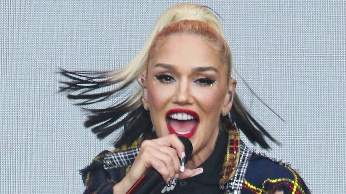 alert-–-gwen-stefani-sizzles-in-a-tattered-tartan-stage-outfit-as-she-pulls-out-all-her-hits-–-and-husband-blake-shelton!-–-during-minnesota-yacht-club-festival-performance