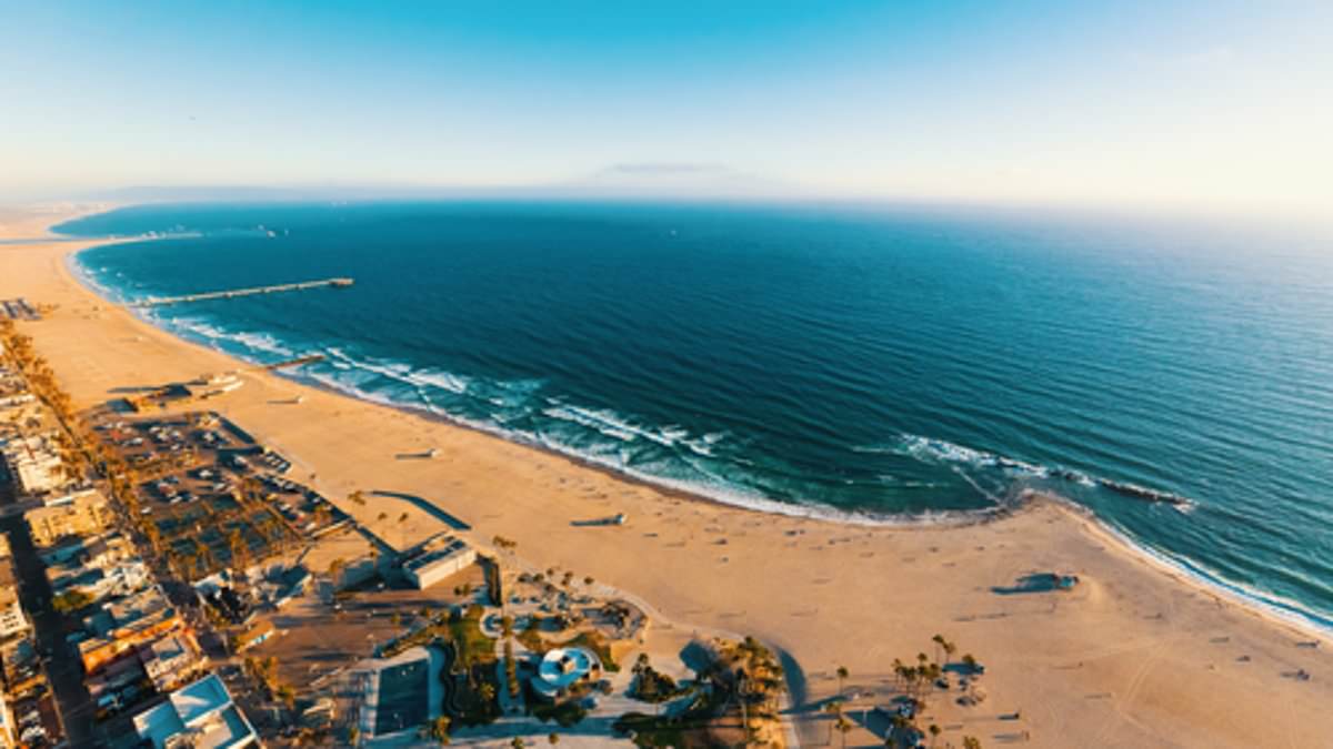 alert-–-two-of-la’s-famous-golden-sand-beaches-are-ordered-closed-for-two-days-for-disgusting-reason