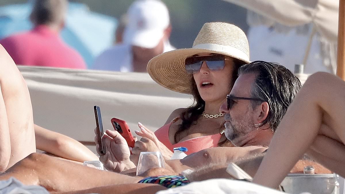 alert-–-bethenny-frankel-and-german-artist-niclas-castello-fuel-romance-rumors-as-they-flirt-up-a-storm-and-make-each-other-laugh-at-the-beach-in-saint-tropez