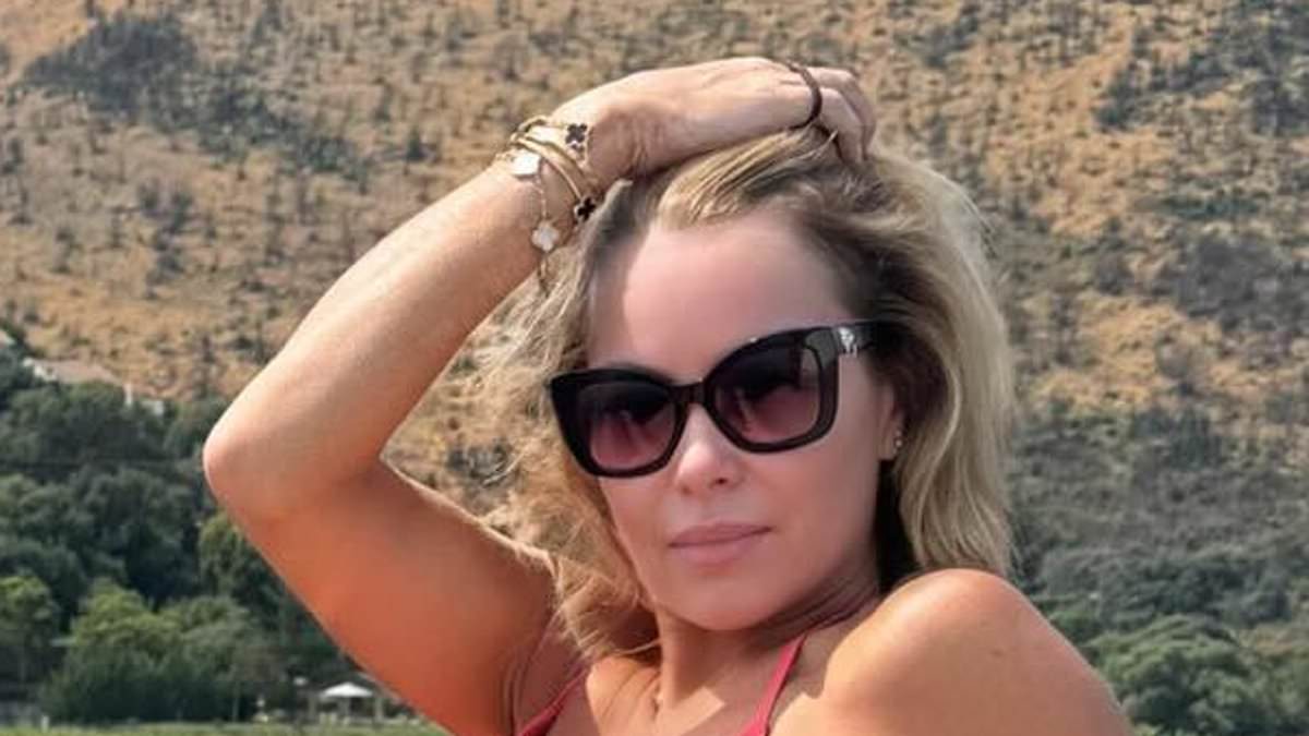 alert-–-amanda-holden,-53,-flaunts-her-jaw-dropping-figure-in-a-tiny-pink-bikini-while-daughter-lexi,-18,-looks-like-her-doppelganger-in-yellow-two-piece-as-they-enjoy-sun-soaked-greek-holiday