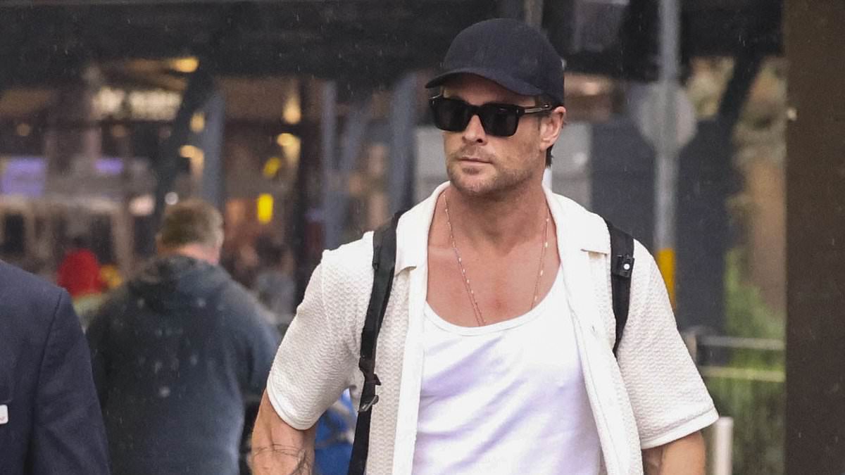 alert-–-chris-hemsworth-cuts-a-casual-figure-as-he-lands-at-sydney-airport-solo-after-trip-to-san-diego-for-comic-con