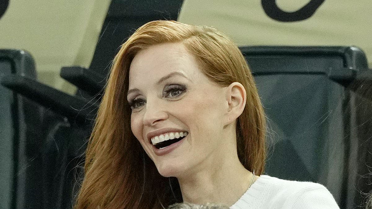 alert-–-jessica-chastain-shows-her-support-for-the-usa-as-she-brings-children-giulietta,-6,-and-augustus,-4,-to-the-women’s-artistic-gymnastics-at-paris-olympics