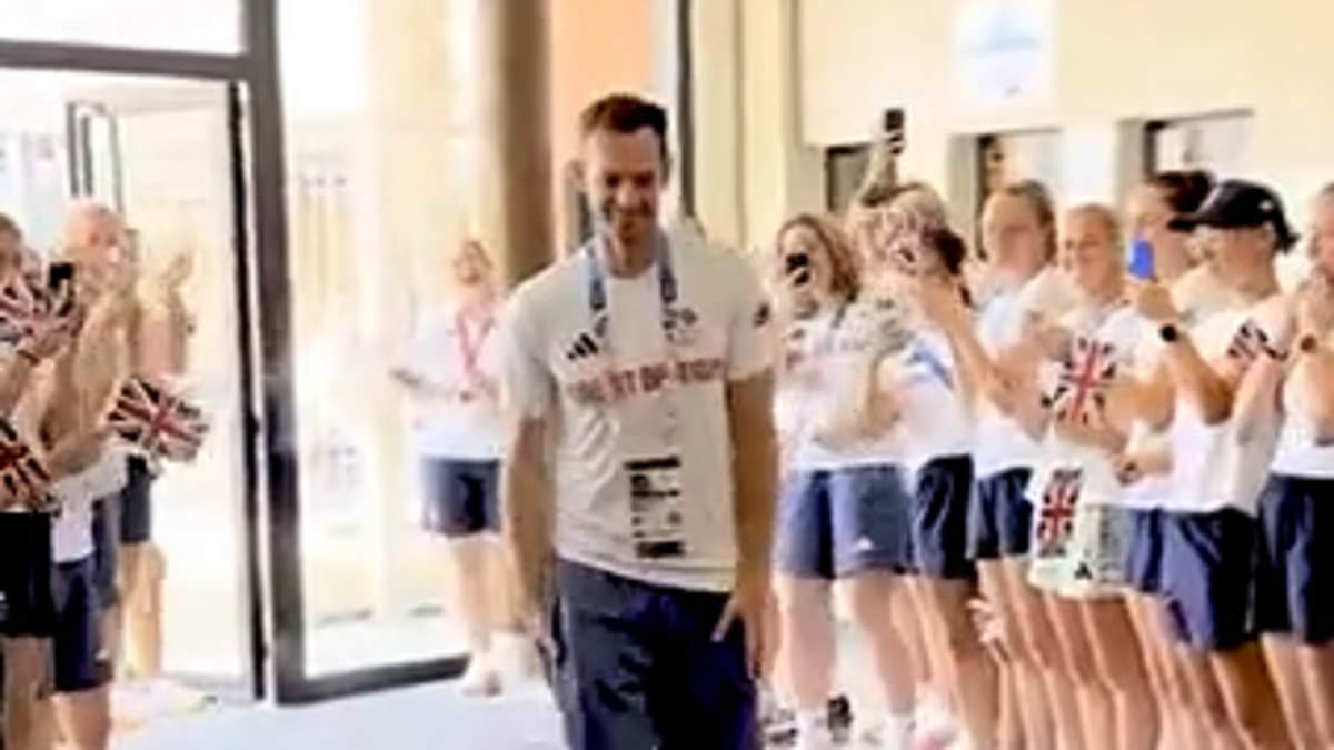 alert-–-heart-warming-moment-team-gb-athletes-form-guard-of-honour-for-andy-murray-as-he-returns-to-olympic-lodgings-after-final-match-–-as-his-proud-grandparents-reveal-what-they-think-about-his-retirement