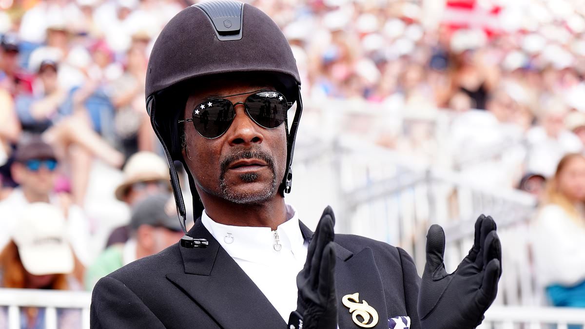 alert-–-snoop-dogg-dons-full-equestrian-kit-as-he-watches-dressage-with-martha-stewart-at-paris-olympics