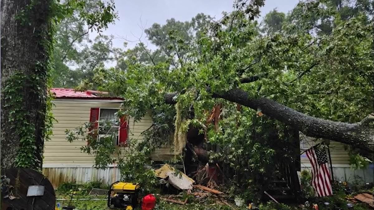 alert-–-tropical-storm-debby:-six-dead-after-storm-brings-torrential-rains-and-flooding-to-parts-of-us-as-map-shows-path-and-forecast