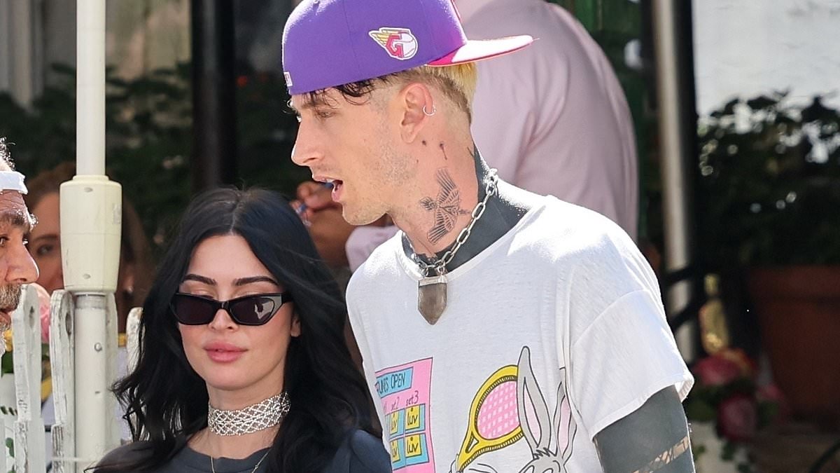 alert-–-megan-fox-and-machine-gun-kelly-go-for-dinner-in-la-holding-hands-–-after-rapper-revealed-he’s-12-month-sober