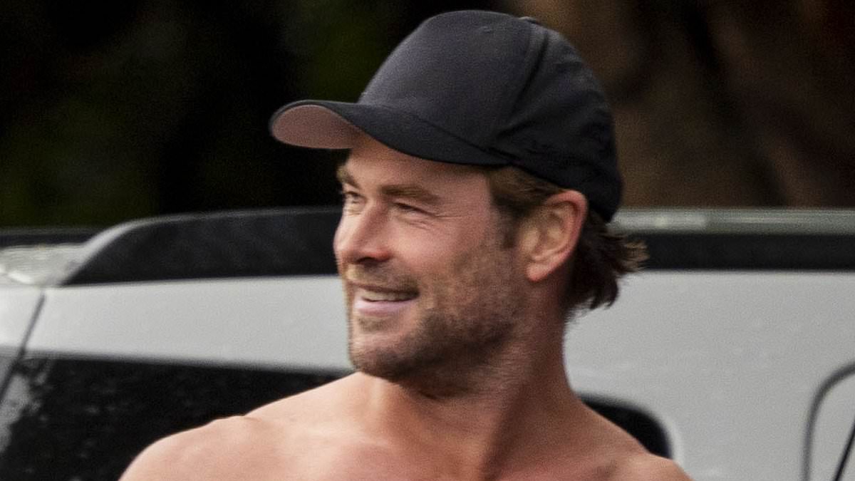 alert-–-phwoar-ty-one!-chris-hemsworth-shows-off-his-buff-body-as-he-strips-off-following-birthday-surf