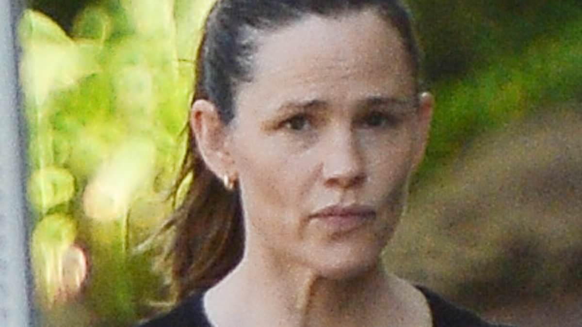 alert-–-jennifer-garner-looks-somber-on-la-outing-–-as-daughter-violet-attempts-to-fix-ben-affleck’s-marriage-to-jennifer-lopez