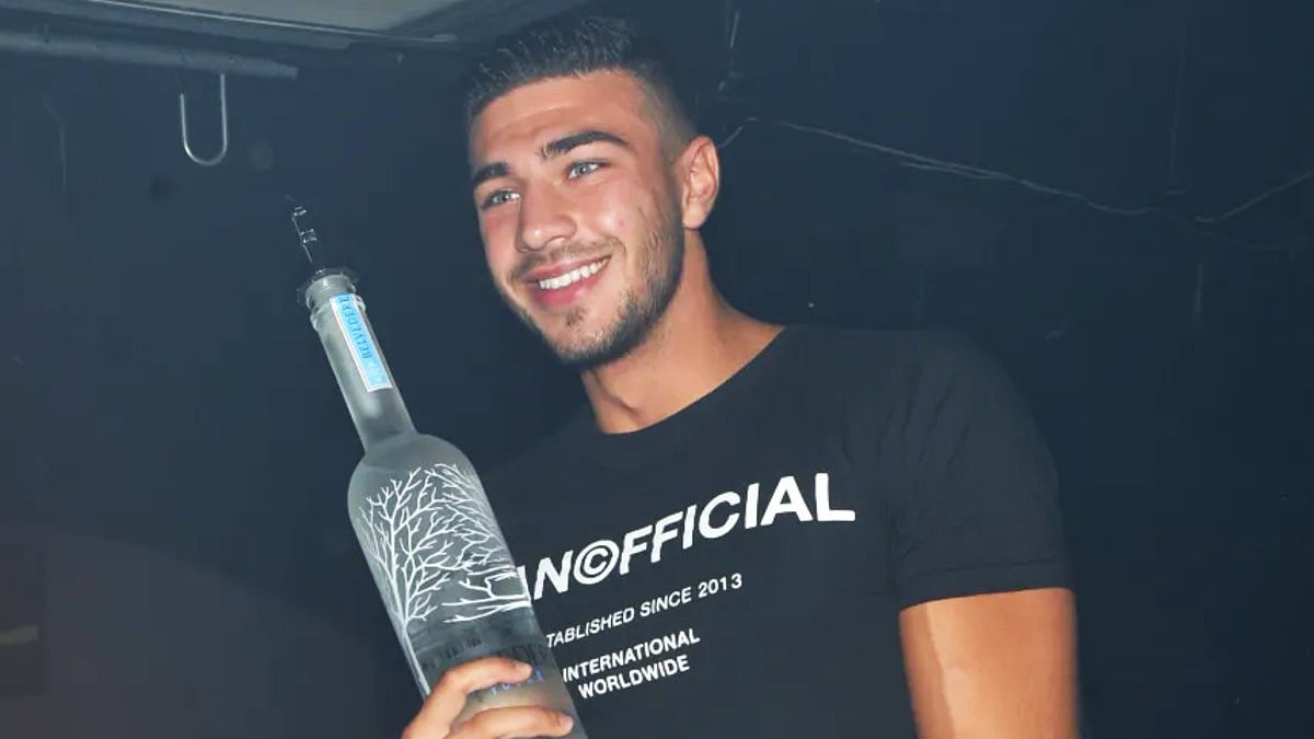 alert-–-tommy-fury-‘spotted-brazenly-kissing-blonde-as-he-downed-vodka-during-boozy-night-out’-before-molly-mae-hague-announced-their-split-–-as-she-removes-her-engagement-ring