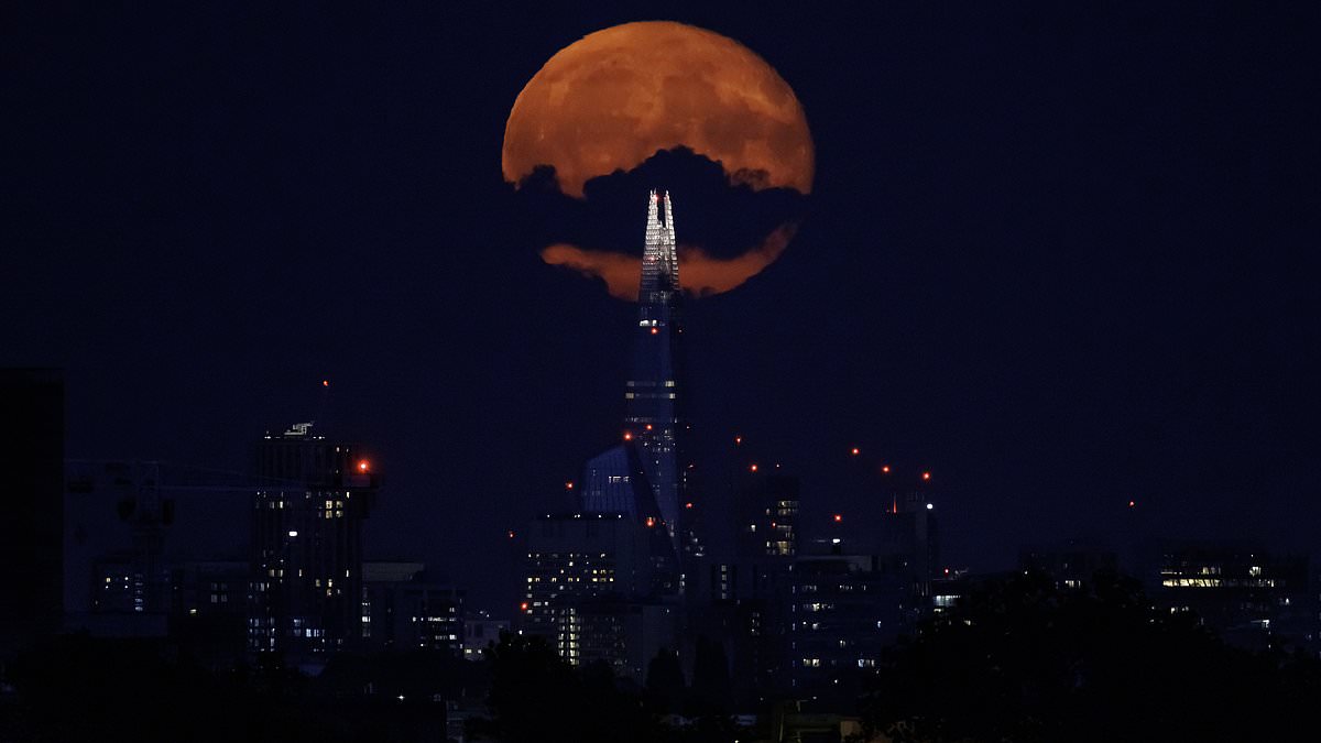 alert-–-the-supermoon-arrives-in-london!-jawdropping-photo-shows-amazing-lunar-effect-dominating-the-skyline-behind-the-shard