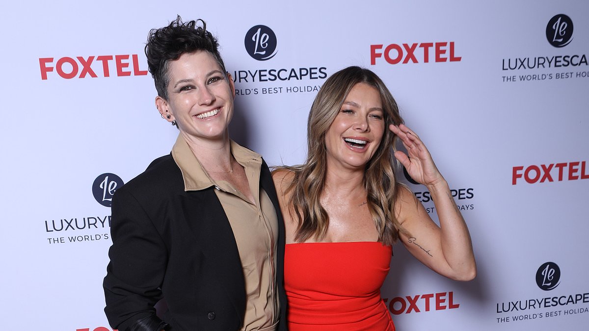 alert-–-natalie-bassingthwaighte-and-pip-loth-look-very-loved-up-at-foxtel-travel-show-premiere-in-sydney