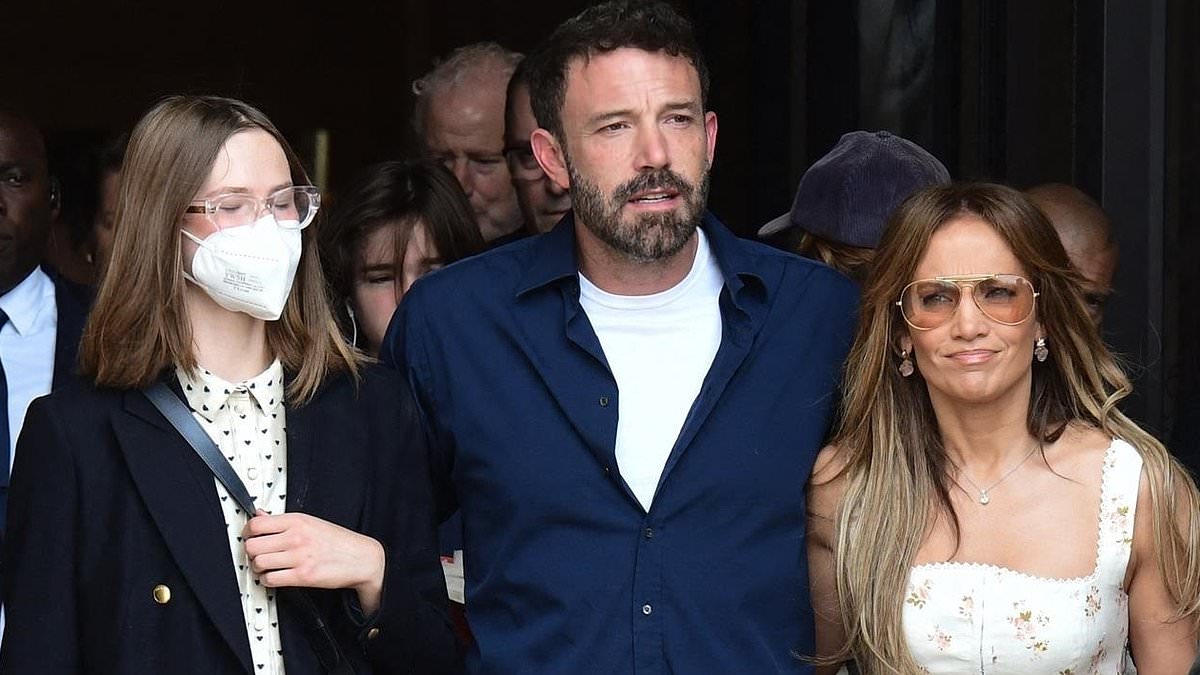 alert-–-jennifer-lopez-turned-ben-affleck-‘into-a-family-man-again’-but-she-wanted-to-take-the-kids-out-while-he-preferred-to-‘stay-home’