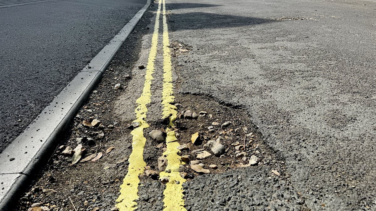 alert-–-locals-slam-‘incompetent’-council-after-fresh-double-yellow-lines-painted-over-potholes