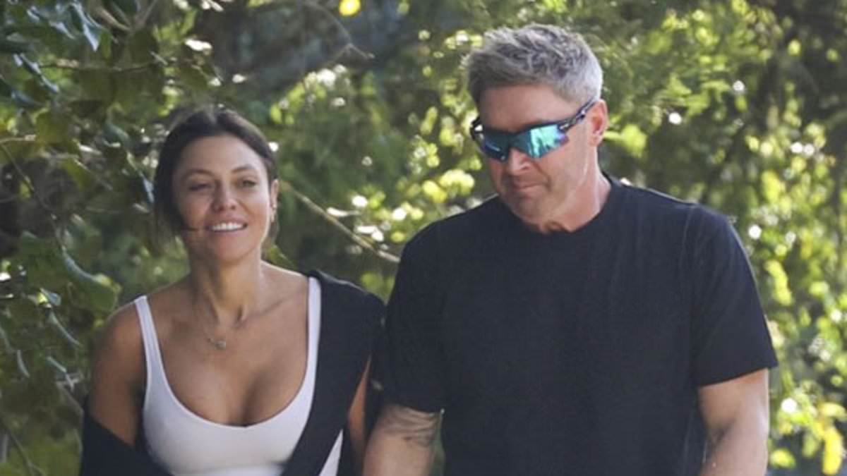 alert-–-michael-clarke-and-his-new-girlfriend-arabella-sherborne-look-loved-up-as-they-go-for-a-relaxing-stroll-in-sydney