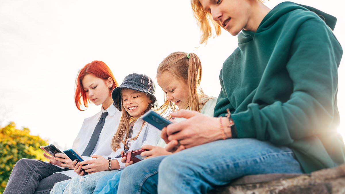 alert-–-ee-urges-parents-not-to-give-under-11s-smartphones-as-it-draws-up-guidance-to-help-them-restrict-access-to-social-media-and-‘inappropriate’-content