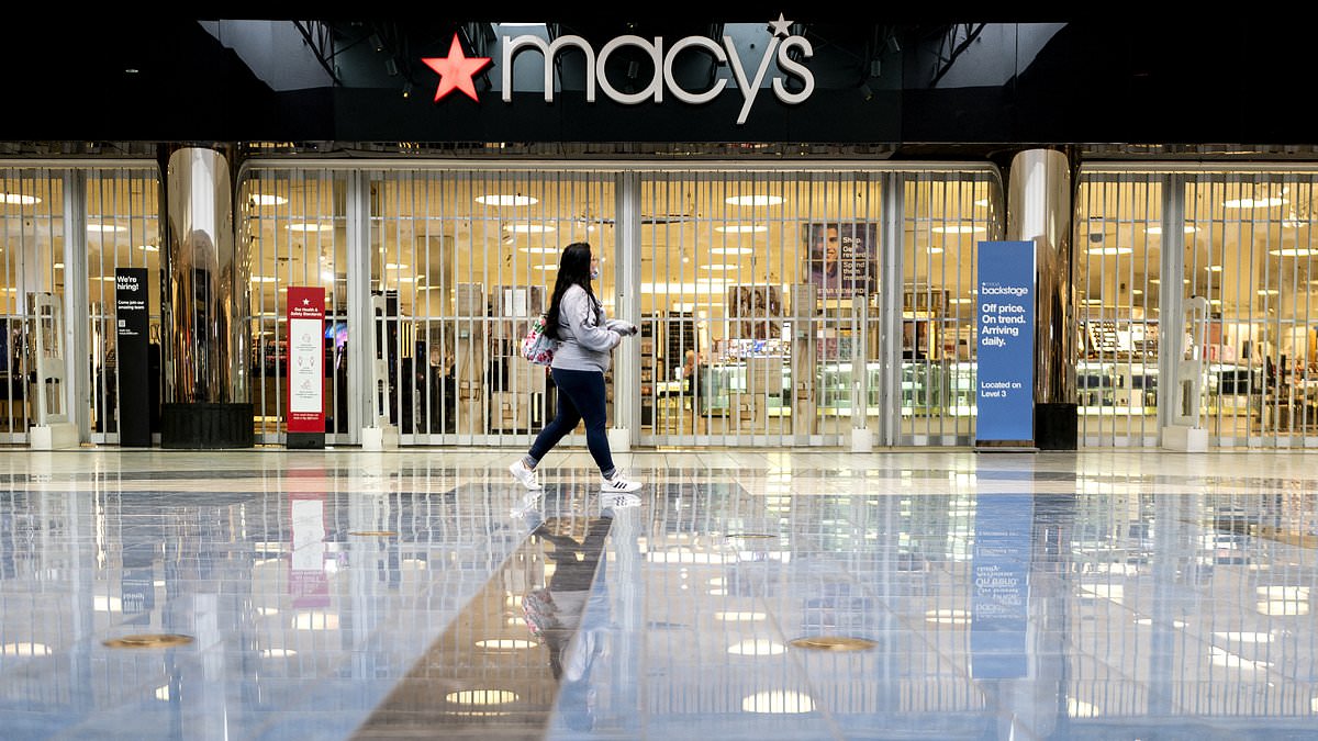 alert-–-moment-furious-service-dog-owner-clashes-with-macy’s-staff-over-unleashed-animal