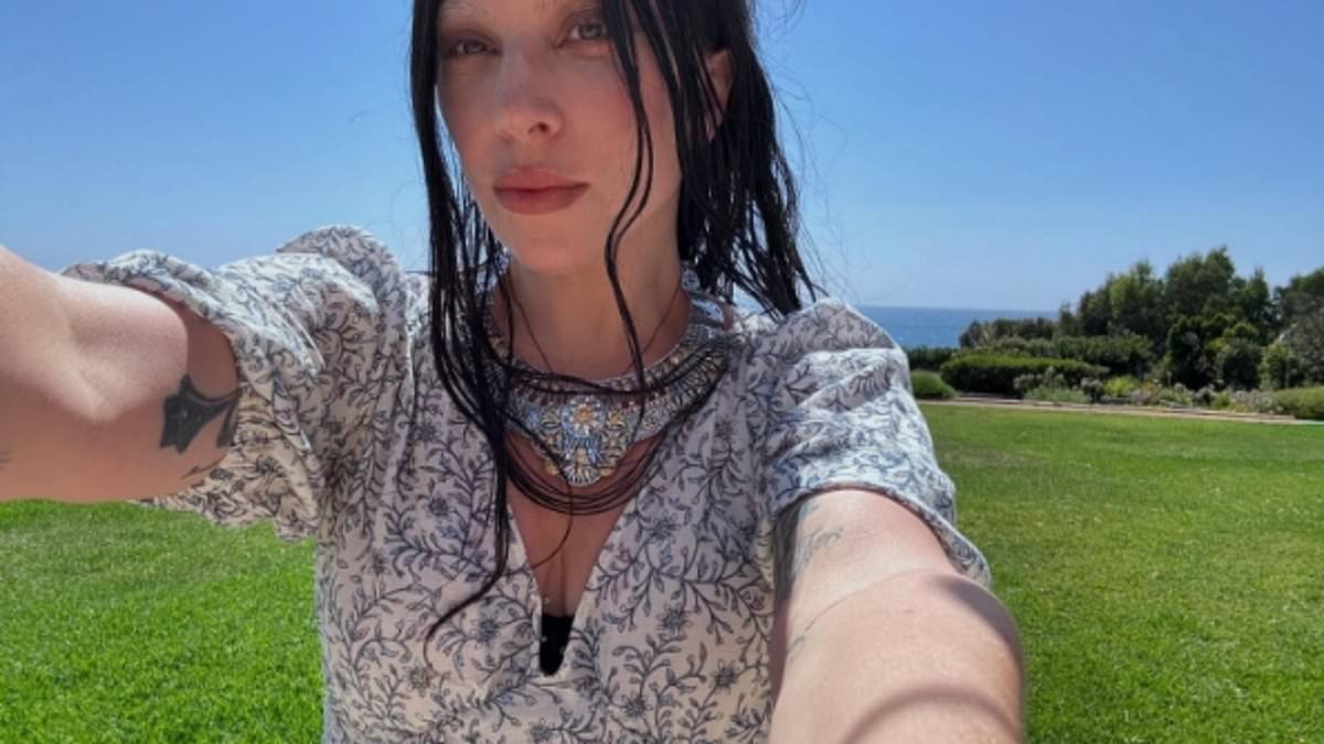 alert-–-she-is-a-major-pop-star-who-has-made-movies-with-adam-driver-and-bradley-cooper-but-is-unrecognizable-in-her-latest-selfie-–-who-is-she?