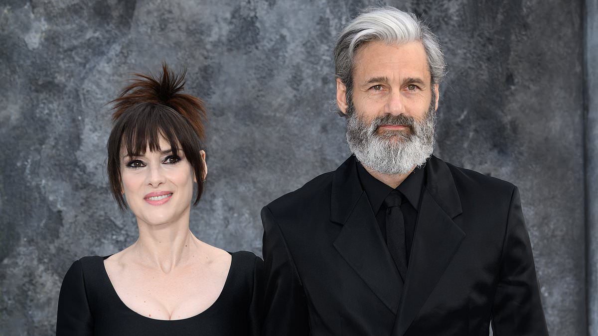 alert-–-winona-ryder-glows-beside-longtime-love scott-mackinlay-hahn-at-beetlejuice-beetlejuice-premiere