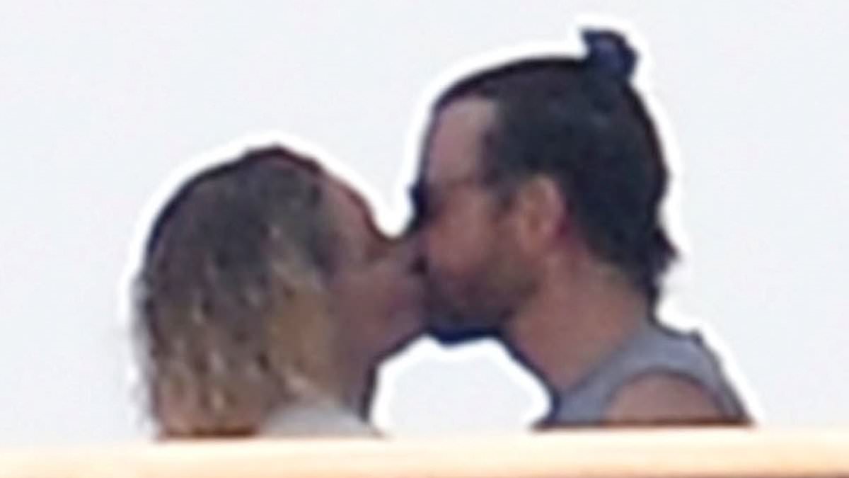 alert-–-bradley-cooper,-49,-and-gigi-hadid,-29,-share-passionate-kiss-on-luxury-yacht-with-margot-robbie,-tom-ackerley-and-benedict-cumberbatch-in-italy