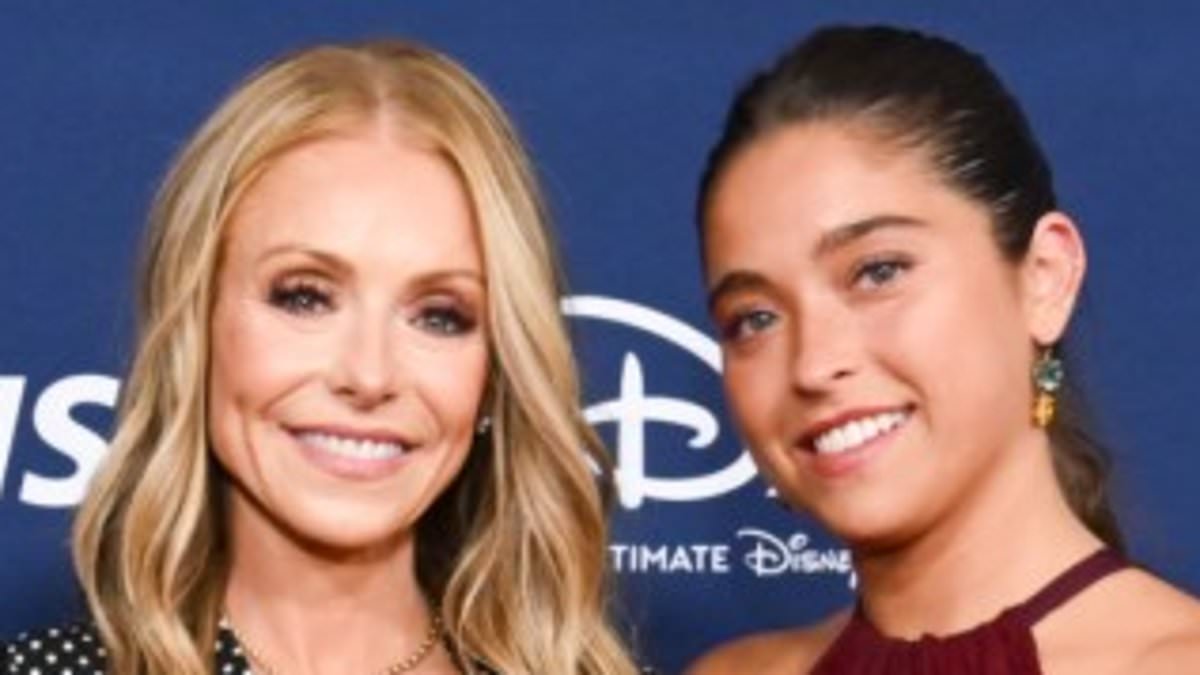 alert-–-kelly-ripa,-53,-reveals-her-daughter-lola-consuelos,-23,-borrowed-her-30-year-old-dress-for-a-red-carpet