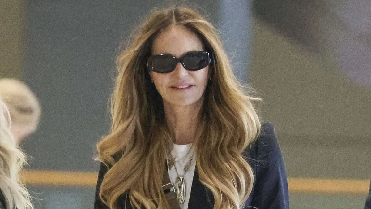 alert-–-elle-macpherson keeps-her-head-down-at-sydney-airport-as-she’s-seen-for-the-first-time-since-revealing-she-used-unconventional-treatment-for-breast-cancer-diagnosis