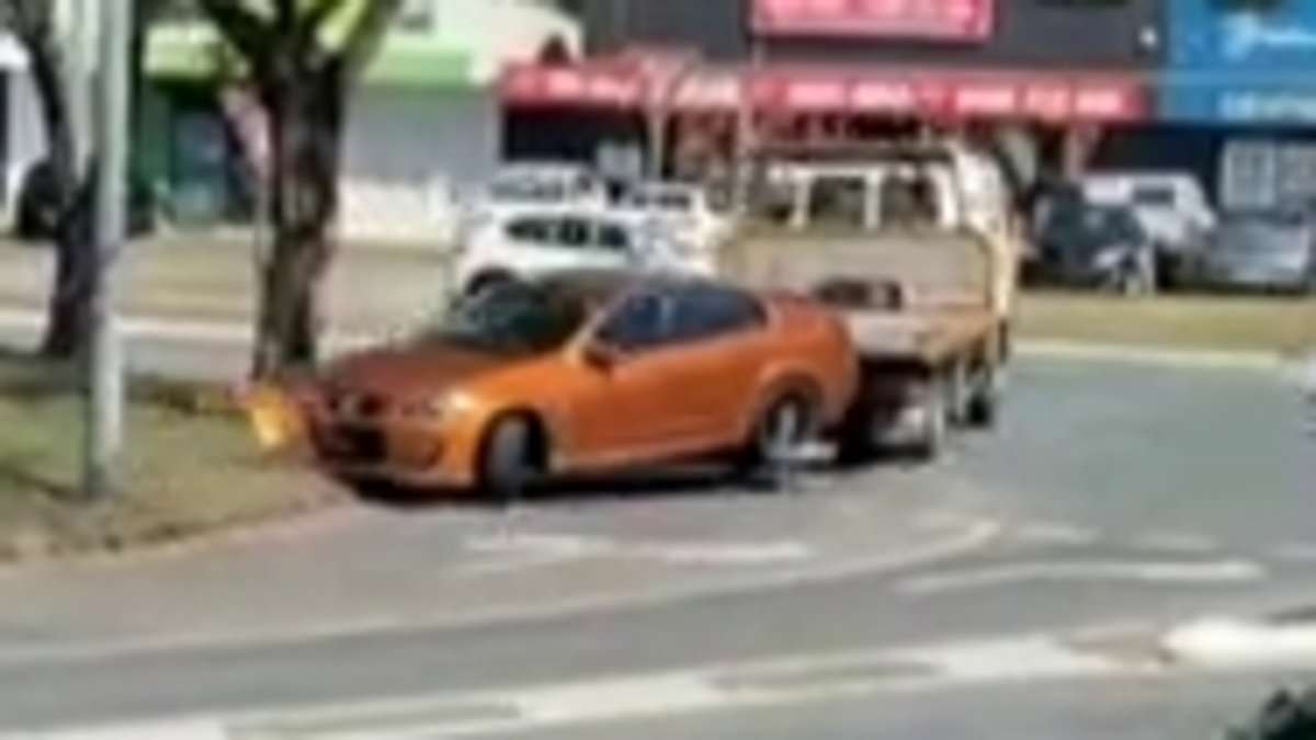 alert-–-logan,-queensland:-fake-tow-truck-driver-steals-holden-commodore-parked-outside-shopping-centre