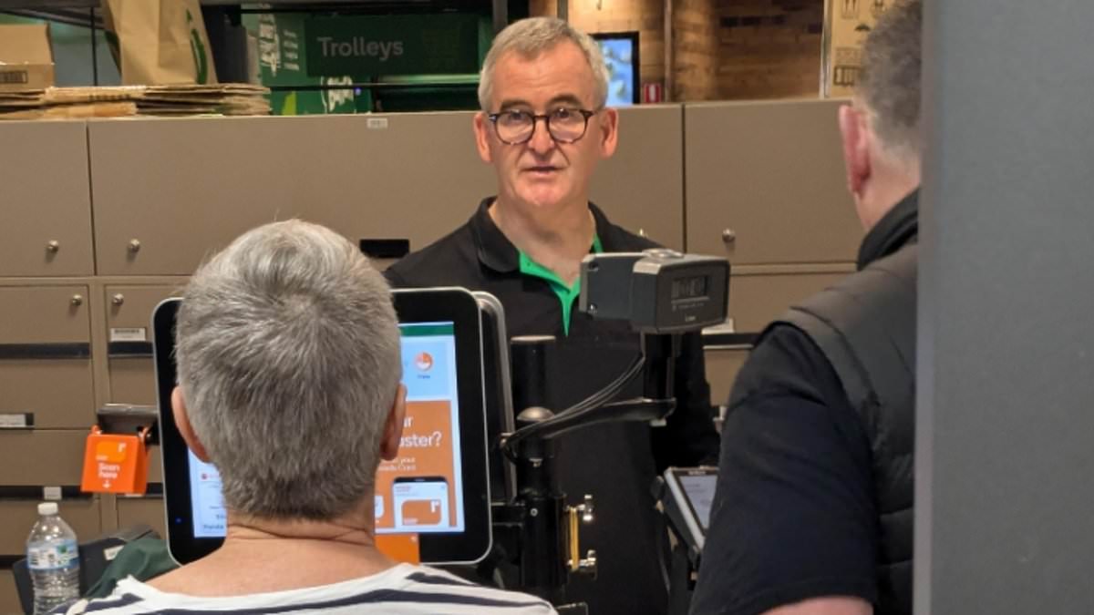 alert-–-shoppers-were-stunned-at-who-they-found-behind-the-checkout-at-their-local-woolworths-–-as-one-makes-an-extraordinary-claim