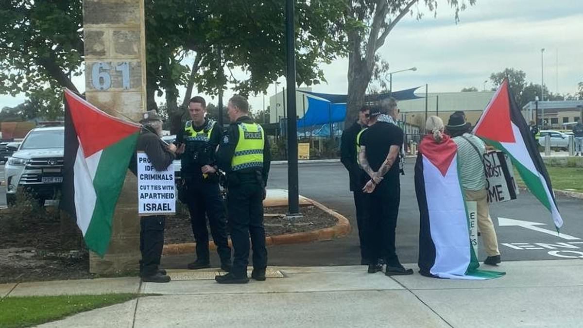 alert-–-ridiculous-scenes-as-pro-palestine-protesters-demonstrate-outside-a-jewish-school:-‘how-low-will-they-stoop?’