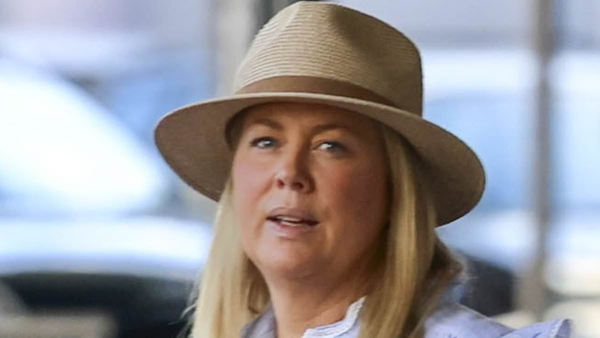 alert-–-samantha-armytage-can’t-get-enough-of-her-stylish-straw-hat-as-she-and-husband-richard-lavender-arrive-back-in-sydney-after-celebrating-her-48th-birthday-in-noosa