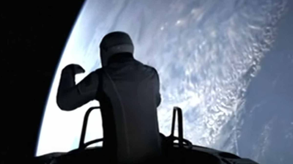 alert-–-billionaire-steps-outside-his-spacex-capsule-in-‘dangerous’-first-ever-private-spacewalk…-as-his-historic-first-words-are-revealed