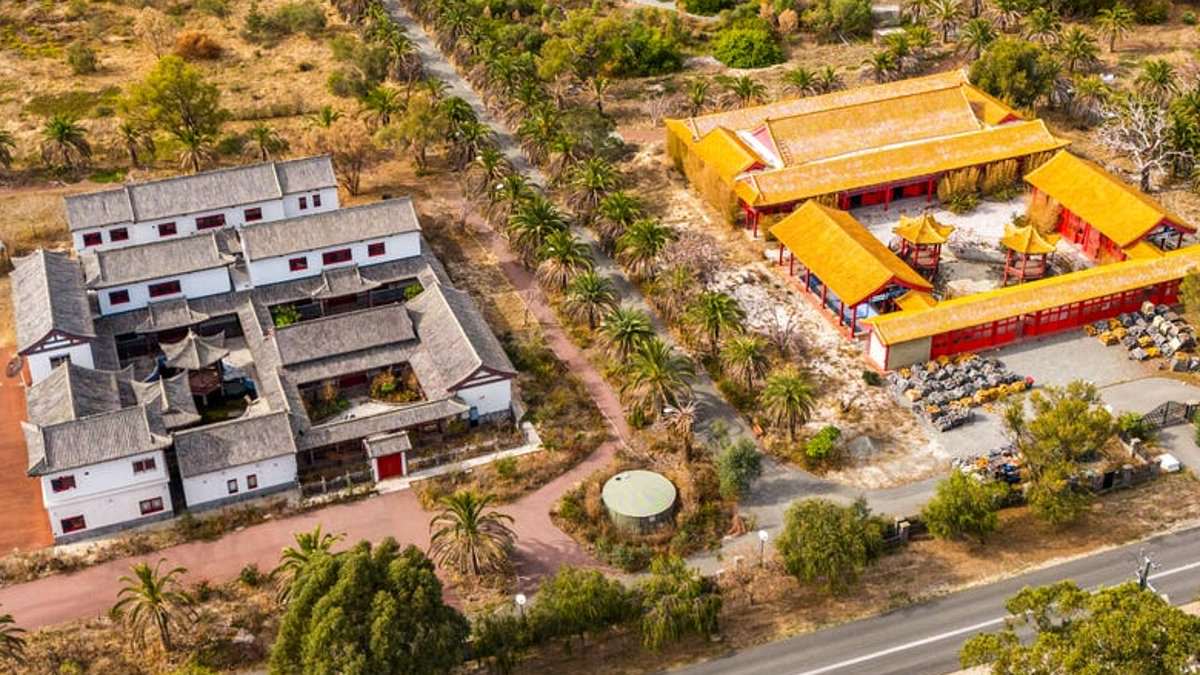 alert-–-a-chinese-billionaire-spent-$75million-building-two-mansions-side-by-side-in-perth…-they-just-sold-for-an-embarrassing-price