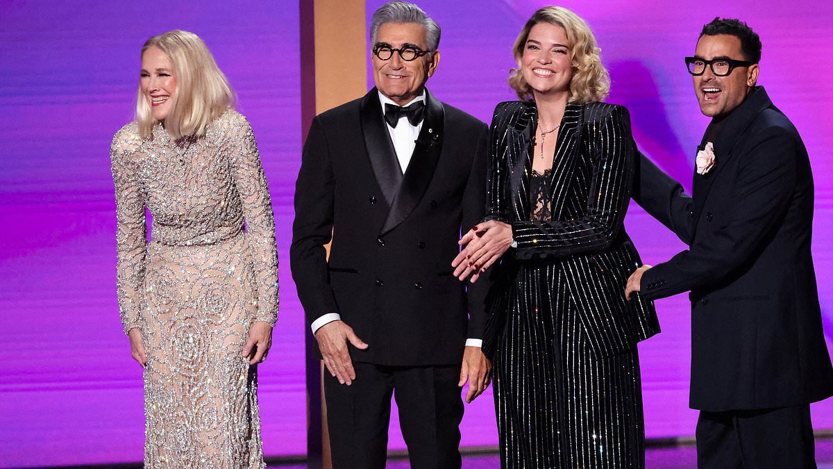 alert-–-schitt’s-creek-reunion!-eugene-and-dan-levy-enjoy-hilarious-moment-with-catherine-o’hara-and-annie-murphy-at-emmy-awards