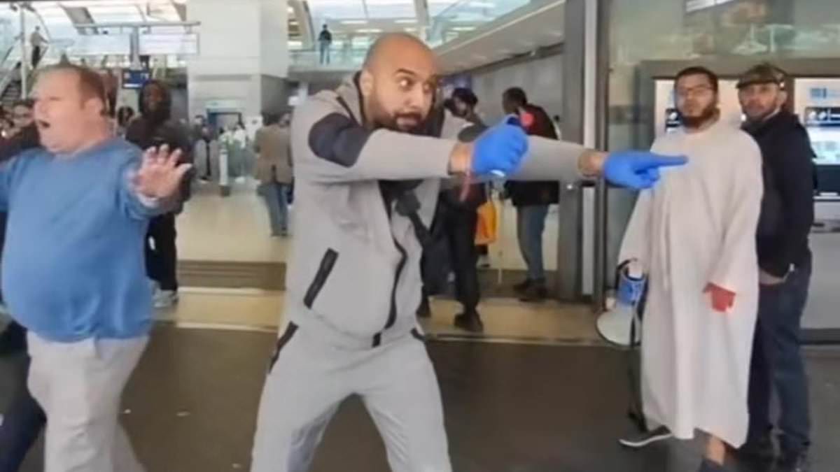 alert-–-dramatic-moment-plain-clothes-police-officer-threatens-commuters-with-pepper-spray-at-london-station