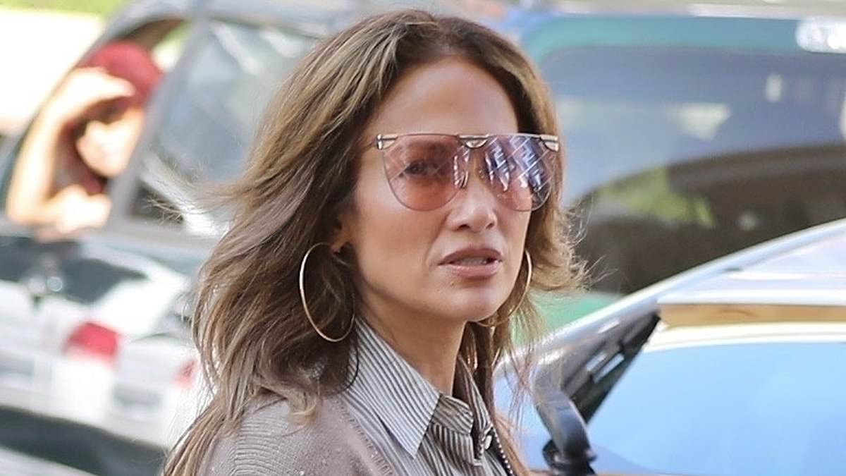 alert-–-jennifer-lopez-nails-casual-chic-in-faded-jeans-for-la-meeting-–-days-after-reuniting-with-ben-affleck