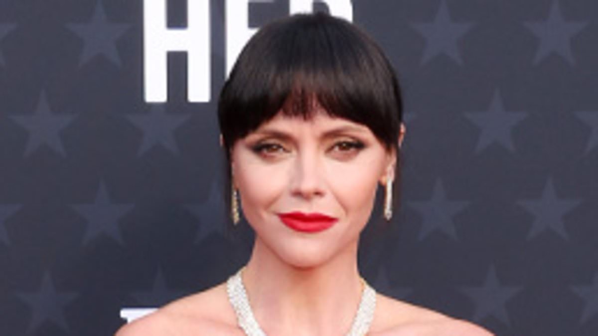 alert-–-christina-ricci-reveals-she-escaped-from-‘physically-violent’-and-‘failed-cult-leader’-father-thanks-to-childhood-stardom