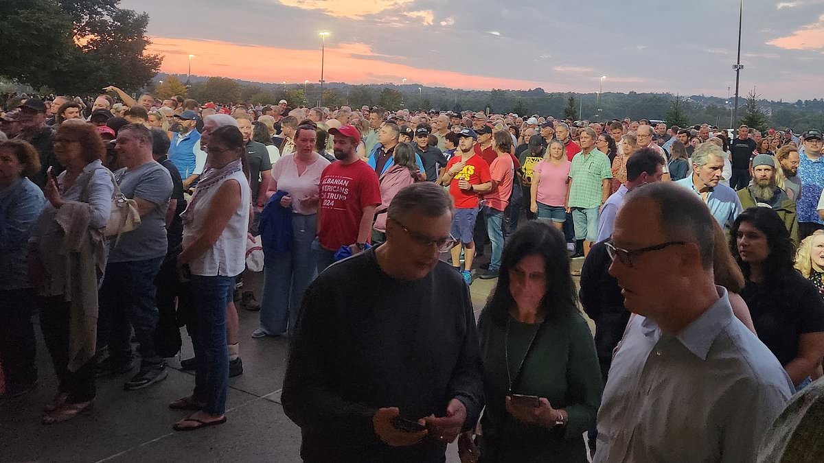 alert-–-tucker-carlson’s-hotly-anticipated-evening-with-jd-vance-draws-huge-crowds…but-show-is-badly-delayed-for-embarrassing-reason