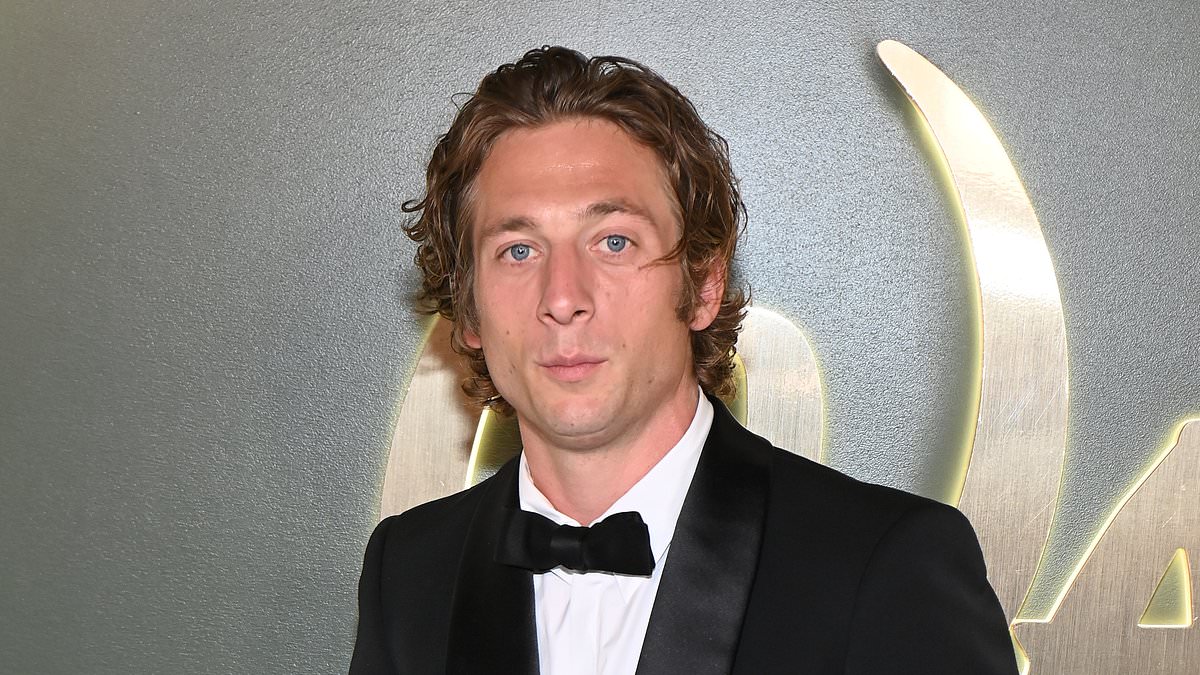 alert-–-jeremy-allen-white-shares-steamy-kiss-with-the-bear-co-star-molly-gordon-in-shock-new-romance-–-weeks-after-rosalia-split