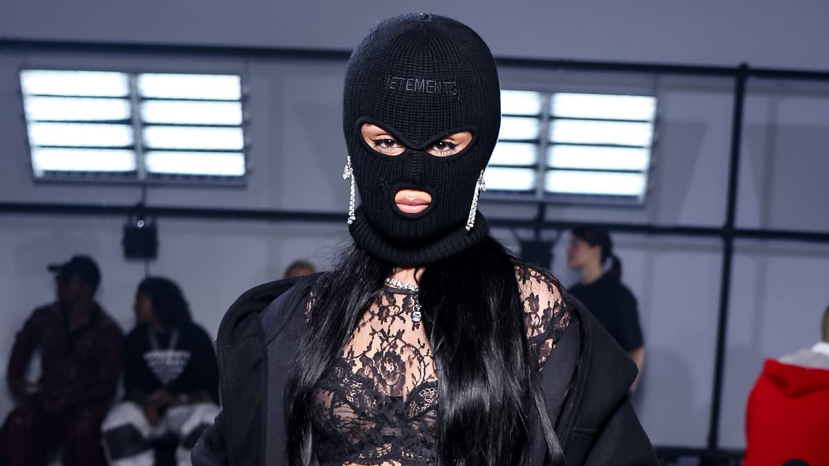 alert-–-pop-princess-looks-unrecognizable-in-racy-masked-look-at-paris-fashion-week-–-can-you-guess-who-it-is?