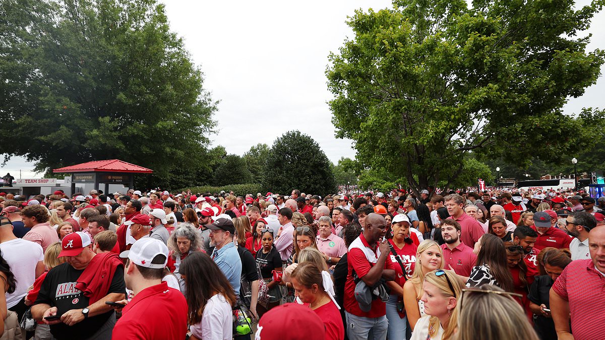 alert-–-donald-trump-arrives-in-alabama-for-massive-crimson-tide-georgia-bulldogs-game-as-added-security-leads-to-brutally-long-lines-for-fans