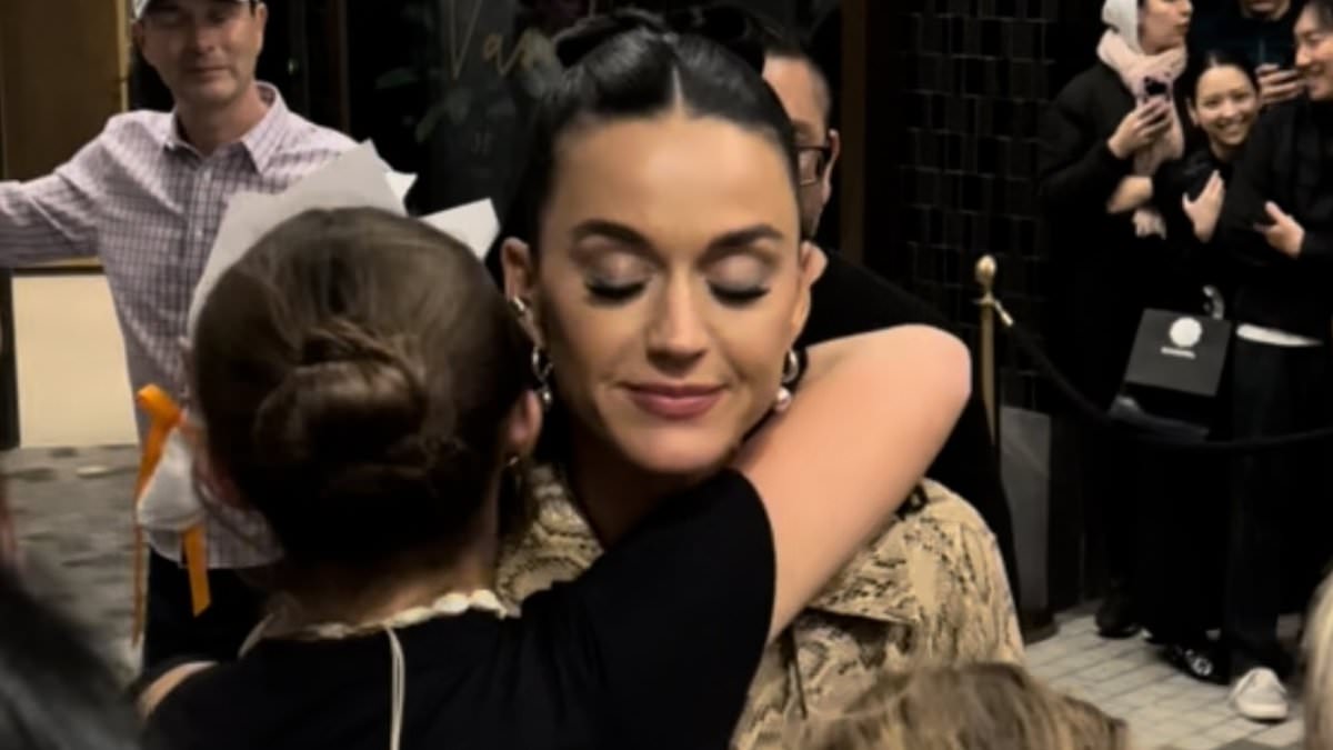 alert-–-katy-perry-sweetly-hugs-a-young-fan-as-she-signs-autographs-outside-her-melbourne-hotel-after-her-afl-grand-final-headlining-gig