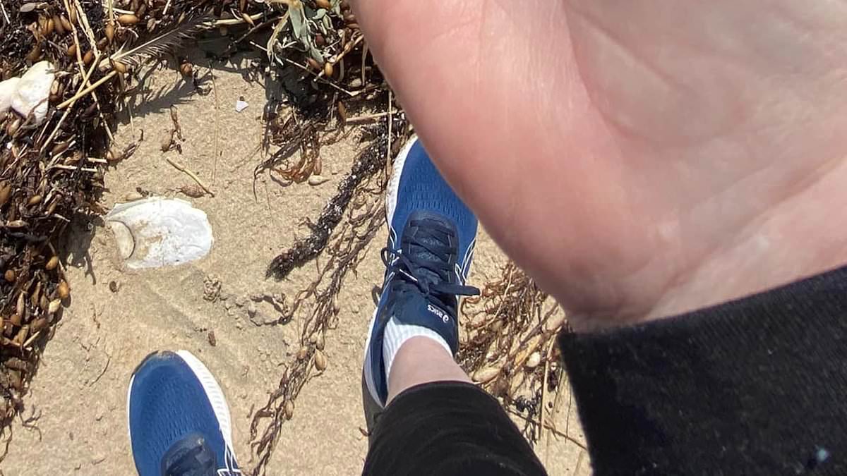 alert-–-horrifying-detail-hiding-in-this-photo-of-a-woman-holding-a-sea-creature-in-her-hand